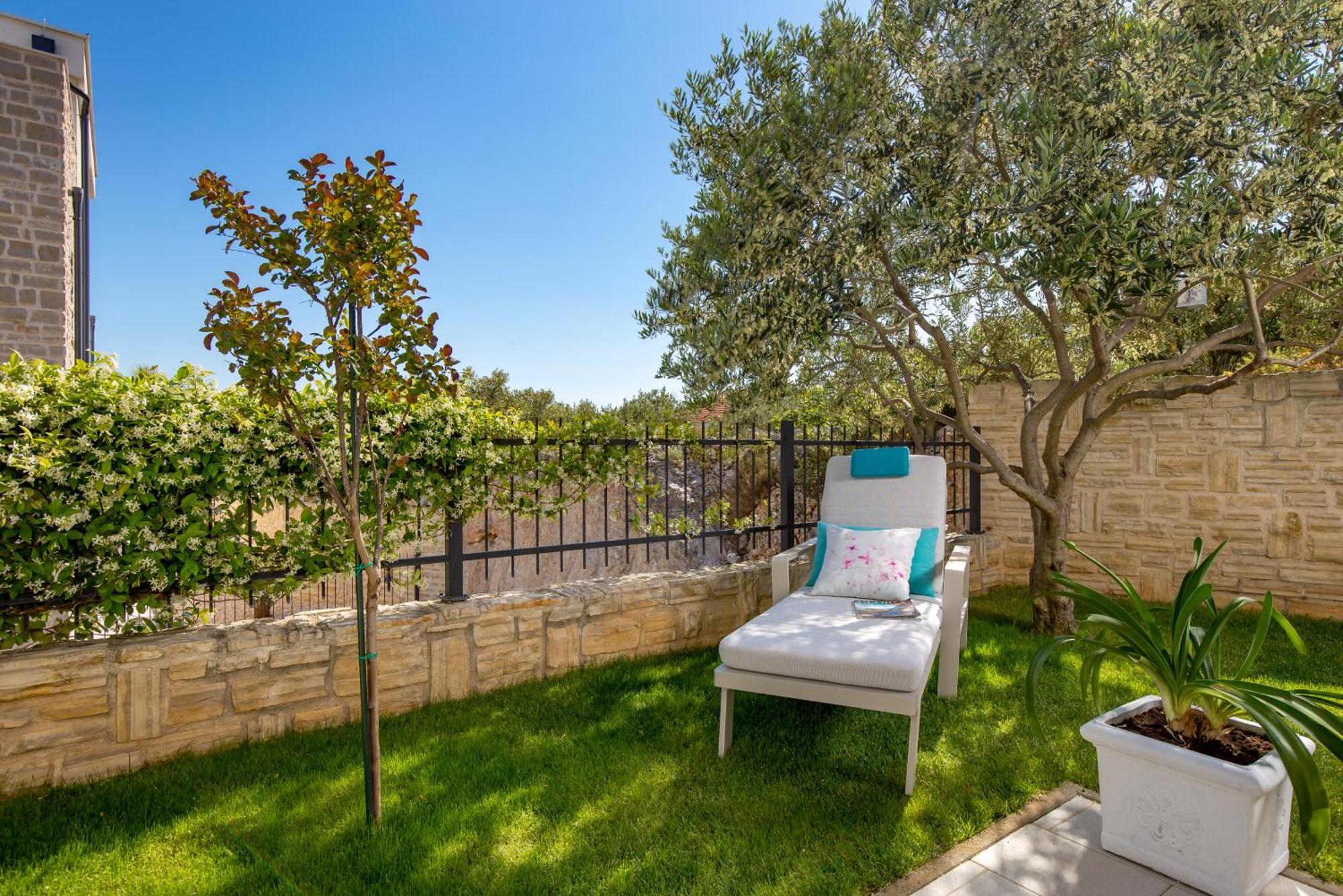 Luxury Apartment Hyperion With Private Pool And Garden Murter Exterior foto